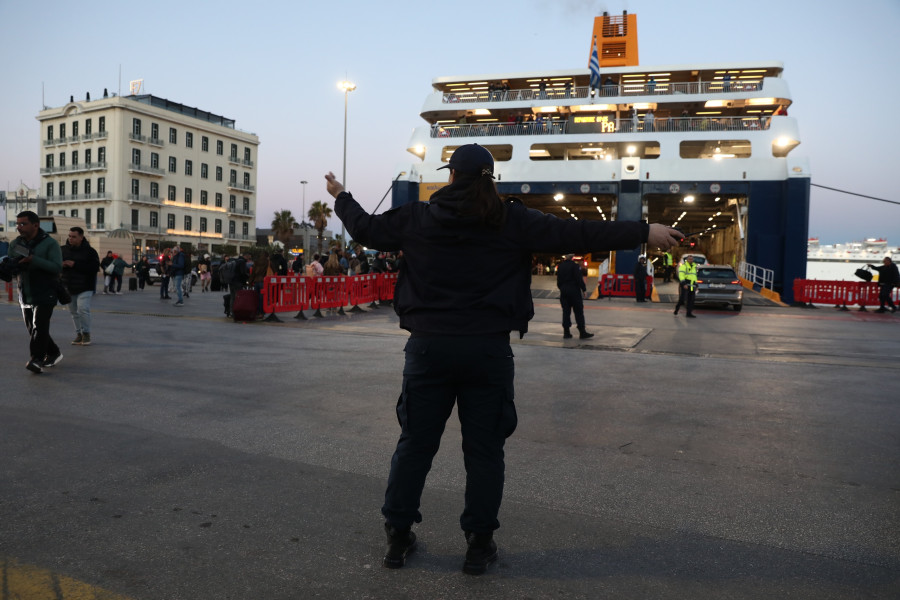[386123] ΕΞΟΔΟΣ ΤΩΝ ΕΚΔΡΟΜΕΩΝ ΤΟΥ ΠΑΣΧΑ ΑΠΟ ΤΟ ΛΙΜΑΝΙ ΤΟΥ ΠΕΙΡΑΙΑ (ΔΑΝΑΗ ΔΑΥΛΟΠΟΥΛΟΥ/EUROKINISSI)
