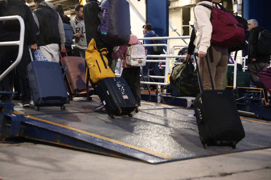 [386123] ΕΞΟΔΟΣ ΤΩΝ ΕΚΔΡΟΜΕΩΝ ΤΟΥ ΠΑΣΧΑ ΑΠΟ ΤΟ ΛΙΜΑΝΙ ΤΟΥ ΠΕΙΡΑΙΑ (ΔΑΝΑΗ ΔΑΥΛΟΠΟΥΛΟΥ/EUROKINISSI)