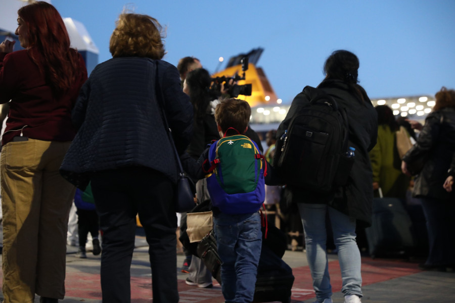 [386123] ΕΞΟΔΟΣ ΤΩΝ ΕΚΔΡΟΜΕΩΝ ΤΟΥ ΠΑΣΧΑ ΑΠΟ ΤΟ ΛΙΜΑΝΙ ΤΟΥ ΠΕΙΡΑΙΑ (ΔΑΝΑΗ ΔΑΥΛΟΠΟΥΛΟΥ/EUROKINISSI)