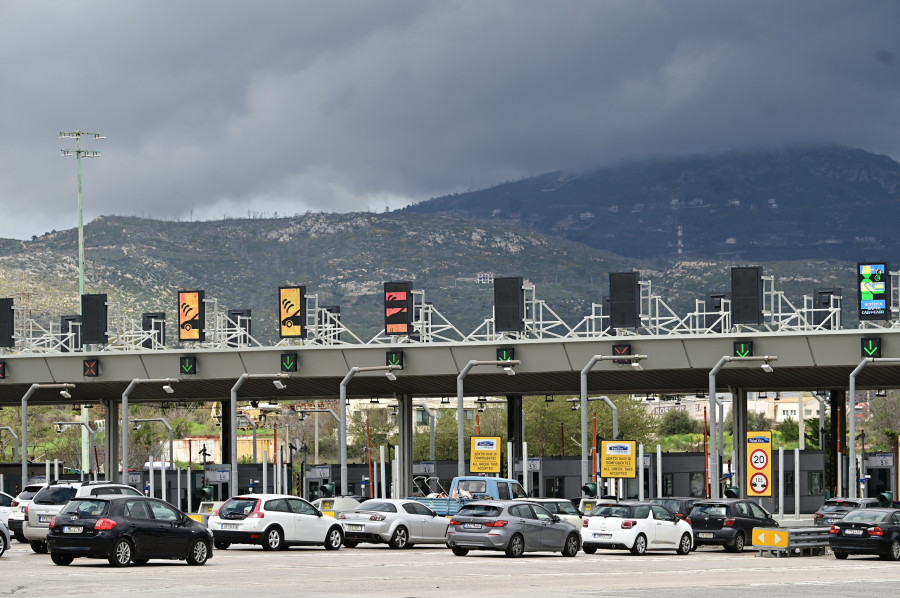 [386168] ΚΙΝΗΣΗ ΟΧΗΜΑΤΩΝ ΣΤΑ ΔΙΟΔΙΑ ΤΩΝ ΑΦΙΔΝΩΝ (ΜΙΧΑΛΗΣ ΚΑΡΑΓΙΑΝΝΗΣ/EUROKINISSI)