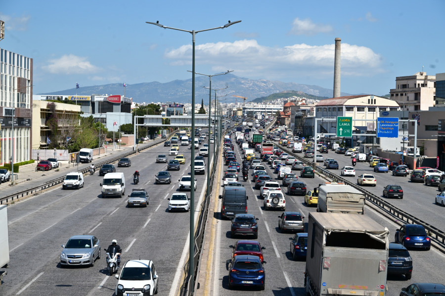 [386171] ΚΙΝΗΣΗ ΟΧΗΜΑΤΩΝ ΣΤΗΝ ΕΘΝΙΚΗ ΟΔΟ ΑΘΗΝΩΝ - ΛΑΜΙΑΣ / ΑΥΞΗΜΕΝΟΙ ΕΛΕΓΧΟΙ ΤΗΣ ΤΡΟΧΑΙΑΣ ΓΙΑ ΤΗΝ ΕΞΟΔΟ ΤΩΝ ΕΚΔΡΟΜΕΩΝ (ΤΑΤΙΑΝΑ ΜΠΟΛΑΡΗ/EUROKINISSI)