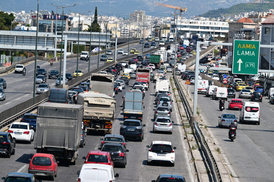 [386171] ΚΙΝΗΣΗ ΟΧΗΜΑΤΩΝ ΣΤΗΝ ΕΘΝΙΚΗ ΟΔΟ ΑΘΗΝΩΝ - ΛΑΜΙΑΣ / ΑΥΞΗΜΕΝΟΙ ΕΛΕΓΧΟΙ ΤΗΣ ΤΡΟΧΑΙΑΣ ΓΙΑ ΤΗΝ ΕΞΟΔΟ ΤΩΝ ΕΚΔΡΟΜΕΩΝ (ΤΑΤΙΑΝΑ ΜΠΟΛΑΡΗ/EUROKINISSI)