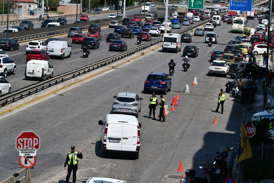 [386171] ΚΙΝΗΣΗ ΟΧΗΜΑΤΩΝ ΣΤΗΝ ΕΘΝΙΚΗ ΟΔΟ ΑΘΗΝΩΝ - ΛΑΜΙΑΣ / ΑΥΞΗΜΕΝΟΙ ΕΛΕΓΧΟΙ ΤΗΣ ΤΡΟΧΑΙΑΣ ΓΙΑ ΤΗΝ ΕΞΟΔΟ ΤΩΝ ΕΚΔΡΟΜΕΩΝ (ΤΑΤΙΑΝΑ ΜΠΟΛΑΡΗ/EUROKINISSI)