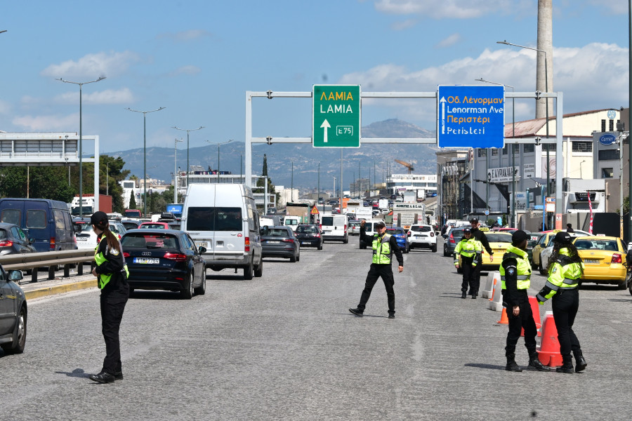 [386171] ΚΙΝΗΣΗ ΟΧΗΜΑΤΩΝ ΣΤΗΝ ΕΘΝΙΚΗ ΟΔΟ ΑΘΗΝΩΝ - ΛΑΜΙΑΣ / ΑΥΞΗΜΕΝΟΙ ΕΛΕΓΧΟΙ ΤΗΣ ΤΡΟΧΑΙΑΣ ΓΙΑ ΤΗΝ ΕΞΟΔΟ ΤΩΝ ΕΚΔΡΟΜΕΩΝ (ΤΑΤΙΑΝΑ ΜΠΟΛΑΡΗ/EUROKINISSI)