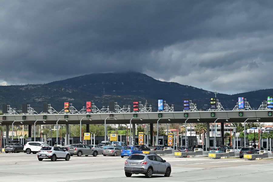 [386168] ΚΙΝΗΣΗ ΟΧΗΜΑΤΩΝ ΣΤΑ ΔΙΟΔΙΑ ΤΩΝ ΑΦΙΔΝΩΝ (ΜΙΧΑΛΗΣ ΚΑΡΑΓΙΑΝΝΗΣ/EUROKINISSI)