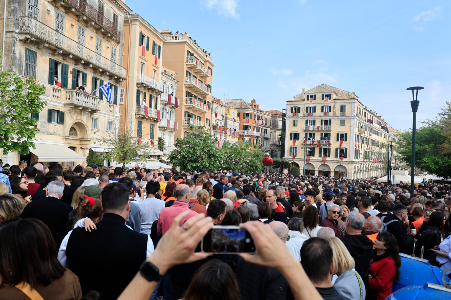 [386222] ΠΡΩΤΗ ΑΝΑΣΤΑΣΗ ΣΤΗΝ ΚΕΡΚΥΡΑ ΚΑΙ ΤΟ ΣΠΑΣΙΜΟ ΤΩΝ ΜΠΟΤΗΔΩΝ (ΓΙΩΡΓΟΣ ΚΟΝΤΑΡΙΝΗΣ/EUROKINISSI)