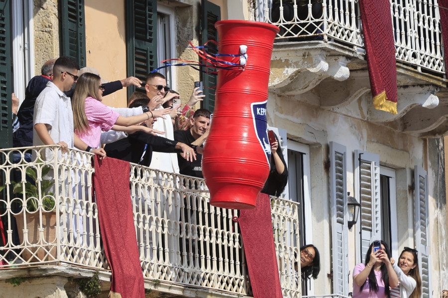 [386222] ΠΡΩΤΗ ΑΝΑΣΤΑΣΗ ΣΤΗΝ ΚΕΡΚΥΡΑ ΚΑΙ ΤΟ ΣΠΑΣΙΜΟ ΤΩΝ ΜΠΟΤΗΔΩΝ (ΓΙΩΡΓΟΣ ΚΟΝΤΑΡΙΝΗΣ/EUROKINISSI)