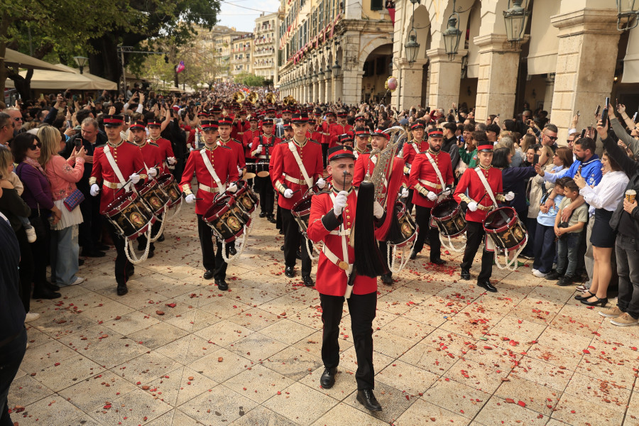 [386222] ΠΡΩΤΗ ΑΝΑΣΤΑΣΗ ΣΤΗΝ ΚΕΡΚΥΡΑ ΚΑΙ ΤΟ ΣΠΑΣΙΜΟ ΤΩΝ ΜΠΟΤΗΔΩΝ (ΓΙΩΡΓΟΣ ΚΟΝΤΑΡΙΝΗΣ/EUROKINISSI)