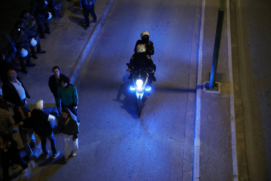 ΙΣΧΥΡΗ ΠΑΡΟΥΣΙΑ ΤΗΣ ΑΤΥΝΟΜΙΑΣ ΕΞΩ ΑΠΟ ΤΟΝ ΙΕΡΟ ΝΑΟ ΤΗΣ ΑΝΑΛΗΨΕΩΣ ΚΑΤΑ ΤΗΝ ΑΚΟΛΟΥΘΙΑ ΤΗΣ ΑΝΑΣΤΑΣΕΩΣ ΣΤΟΝ ΝΕΟ ΚΟΣΜΟ