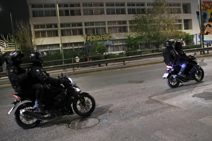 ΙΣΧΥΡΗ ΠΑΡΟΥΣΙΑ ΤΗΣ ΑΤΥΝΟΜΙΑΣ ΕΞΩ ΑΠΟ ΤΟΝ ΙΕΡΟ ΝΑΟ ΤΗΣ ΑΝΑΛΗΨΕΩΣ ΚΑΤΑ ΤΗΝ ΑΚΟΛΟΥΘΙΑ ΤΗΣ ΑΝΑΣΤΑΣΕΩΣ ΣΤΟΝ ΝΕΟ ΚΟΣΜΟ