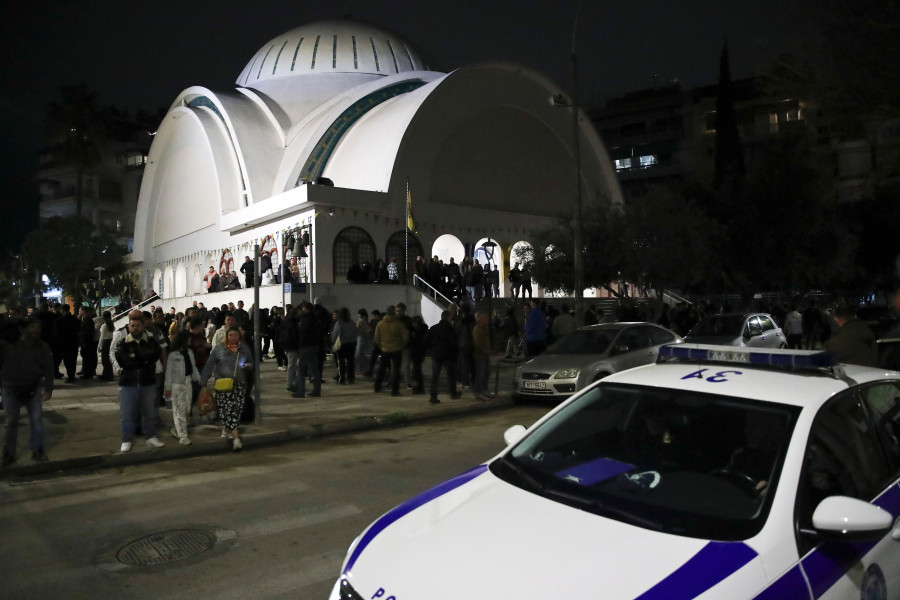 ΙΣΧΥΡΗ ΠΑΡΟΥΣΙΑ ΤΗΣ ΑΤΥΝΟΜΙΑΣ ΕΞΩ ΑΠΟ ΤΟΝ ΙΕΡΟ ΝΑΟ ΤΗΣ ΑΝΑΛΗΨΕΩΣ ΚΑΤΑ ΤΗΝ ΑΚΟΛΟΥΘΙΑ ΤΗΣ ΑΝΑΣΤΑΣΕΩΣ ΣΤΟΝ ΝΕΟ ΚΟΣΜΟ