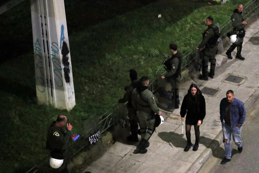 ΙΣΧΥΡΗ ΠΑΡΟΥΣΙΑ ΤΗΣ ΑΤΥΝΟΜΙΑΣ ΕΞΩ ΑΠΟ ΤΟΝ ΙΕΡΟ ΝΑΟ ΤΗΣ ΑΝΑΛΗΨΕΩΣ ΚΑΤΑ ΤΗΝ ΑΚΟΛΟΥΘΙΑ ΤΗΣ ΑΝΑΣΤΑΣΕΩΣ ΣΤΟΝ ΝΕΟ ΚΟΣΜΟ