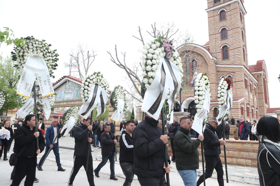 [386258] ΕΙΚΟΝΕΣ ΑΠΟ ΤΗΝ ΚΗΔΕΙΑ ΤΟΥ ΣΤΕΦΑΝΟΥ ΜΠΟΡΜΠΟΚΗ (ΒΑΣΙΛΗΣ ΒΕΡΒΕΡΙΔΗΣ / ΜΟΤΙΟΝ ΤΕΑΜ)