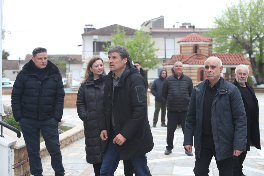 [386258] ΕΙΚΟΝΕΣ ΑΠΟ ΤΗΝ ΚΗΔΕΙΑ ΤΟΥ ΣΤΕΦΑΝΟΥ ΜΠΟΡΜΠΟΚΗ (ΒΑΣΙΛΗΣ ΒΕΡΒΕΡΙΔΗΣ / ΜΟΤΙΟΝ ΤΕΑΜ)