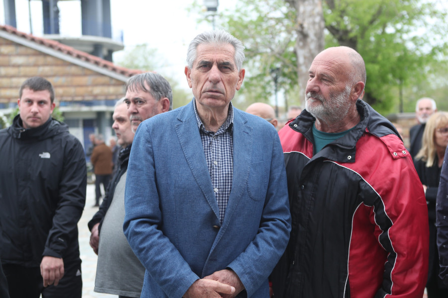 [386258] ΕΙΚΟΝΕΣ ΑΠΟ ΤΗΝ ΚΗΔΕΙΑ ΤΟΥ ΣΤΕΦΑΝΟΥ ΜΠΟΡΜΠΟΚΗ (ΒΑΣΙΛΗΣ ΒΕΡΒΕΡΙΔΗΣ / ΜΟΤΙΟΝ ΤΕΑΜ)