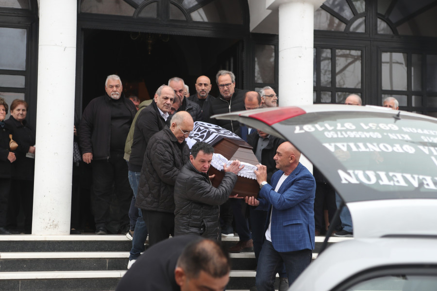 [386258] ΕΙΚΟΝΕΣ ΑΠΟ ΤΗΝ ΚΗΔΕΙΑ ΤΟΥ ΣΤΕΦΑΝΟΥ ΜΠΟΡΜΠΟΚΗ (ΒΑΣΙΛΗΣ ΒΕΡΒΕΡΙΔΗΣ / ΜΟΤΙΟΝ ΤΕΑΜ)