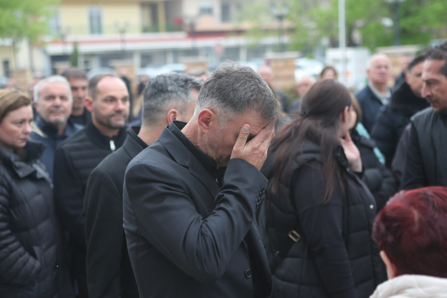 [386258] ΕΙΚΟΝΕΣ ΑΠΟ ΤΗΝ ΚΗΔΕΙΑ ΤΟΥ ΣΤΕΦΑΝΟΥ ΜΠΟΡΜΠΟΚΗ (ΒΑΣΙΛΗΣ ΒΕΡΒΕΡΙΔΗΣ / ΜΟΤΙΟΝ ΤΕΑΜ)