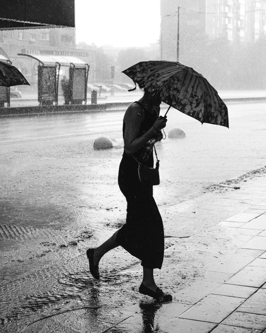 περπατώντας στη βροχή