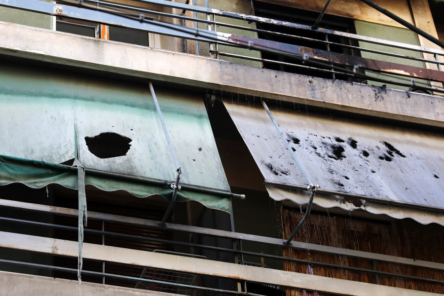 ΔΥΟ ΝΕΚΡΟΙ ΑΠΟ ΠΥΡΚΑΓΙΑ ΣΕ ΔΙΑΜΕΡΙΣΜΑ ΣΤΟΝ ΚΟΛΩΝΟ