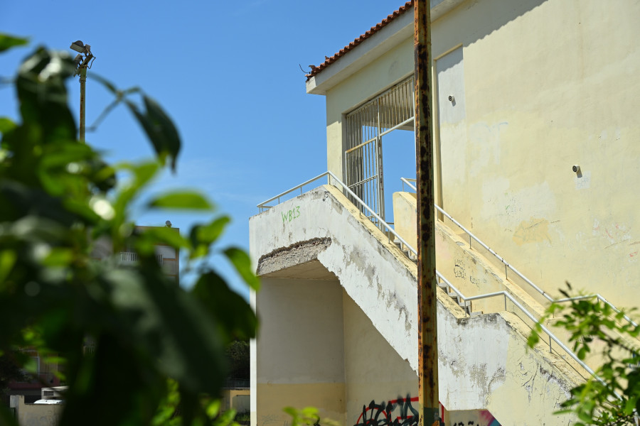 ΠΤΩΣΗ 13ΧΡΟΝΗΣ ΜΑΘΗΤΡΙΑΣ ΑΠΟ ΜΠΑΛΚΟΝΙ ΣΤΟ 7ο ΓΥΜΝΑΣΙΟ ΧΑΙΔΑΡΙΟΥ- ΝΟΣΗΛΕΥΕΤΑΙ ΔΙΑΣΩΛΗΝΩΜΕΝΗ ΣΤΟ ΑΤΤΙΚΟ ΝΟΣΟΚΟΜΕΙΟ