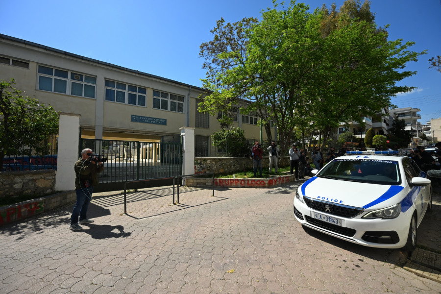 ΠΤΩΣΗ 13ΧΡΟΝΗΣ ΜΑΘΗΤΡΙΑΣ ΑΠΟ ΜΠΑΛΚΟΝΙ ΣΤΟ 7ο ΓΥΜΝΑΣΙΟ ΧΑΙΔΑΡΙΟΥ- ΝΟΣΗΛΕΥΕΤΑΙ ΔΙΑΣΩΛΗΝΩΜΕΝΗ ΣΤΟ ΑΤΤΙΚΟ ΝΟΣΟΚΟΜΕΙΟ