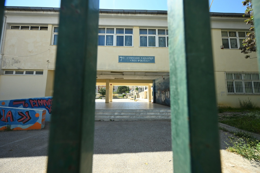 ΠΤΩΣΗ 13ΧΡΟΝΗΣ ΜΑΘΗΤΡΙΑΣ ΑΠΟ ΜΠΑΛΚΟΝΙ ΣΤΟ 7ο ΓΥΜΝΑΣΙΟ ΧΑΙΔΑΡΙΟΥ- ΝΟΣΗΛΕΥΕΤΑΙ ΔΙΑΣΩΛΗΝΩΜΕΝΗ ΣΤΟ ΑΤΤΙΚΟ ΝΟΣΟΚΟΜΕΙΟ