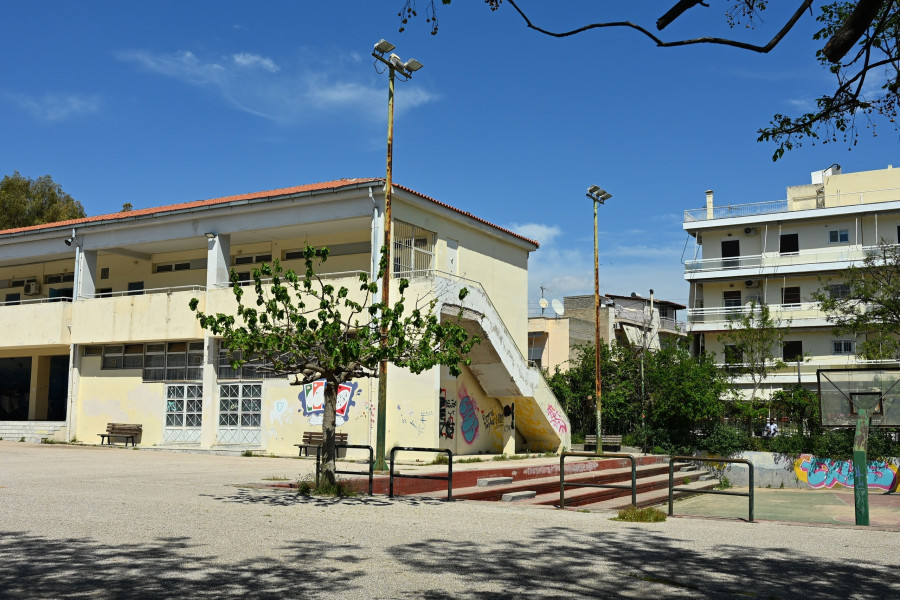 ΠΤΩΣΗ 13ΧΡΟΝΗΣ ΜΑΘΗΤΡΙΑΣ ΑΠΟ ΜΠΑΛΚΟΝΙ ΣΤΟ 7ο ΓΥΜΝΑΣΙΟ ΧΑΙΔΑΡΙΟΥ- ΝΟΣΗΛΕΥΕΤΑΙ ΔΙΑΣΩΛΗΝΩΜΕΝΗ ΣΤΟ ΑΤΤΙΚΟ ΝΟΣΟΚΟΜΕΙΟ