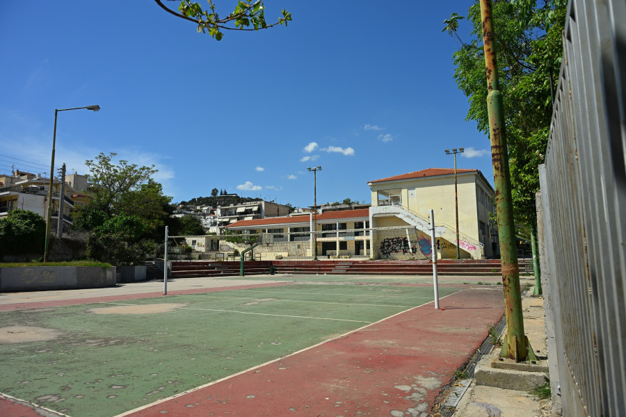 ΠΤΩΣΗ 13ΧΡΟΝΗΣ ΜΑΘΗΤΡΙΑΣ ΑΠΟ ΜΠΑΛΚΟΝΙ ΣΤΟ 7ο ΓΥΜΝΑΣΙΟ ΧΑΙΔΑΡΙΟΥ- ΝΟΣΗΛΕΥΕΤΑΙ ΔΙΑΣΩΛΗΝΩΜΕΝΗ ΣΤΟ ΑΤΤΙΚΟ ΝΟΣΟΚΟΜΕΙΟ