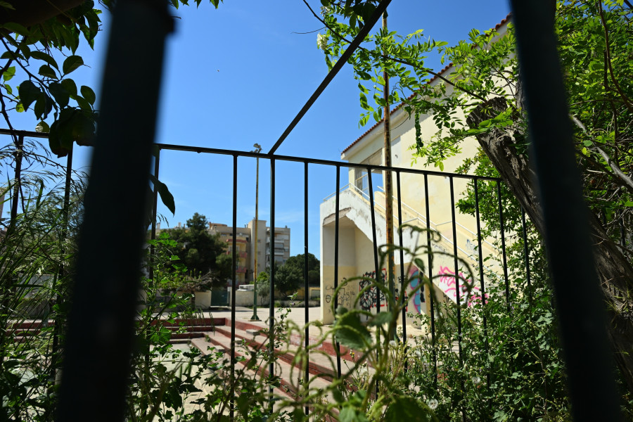 ΠΤΩΣΗ 13ΧΡΟΝΗΣ ΜΑΘΗΤΡΙΑΣ ΑΠΟ ΜΠΑΛΚΟΝΙ ΣΤΟ 7ο ΓΥΜΝΑΣΙΟ ΧΑΙΔΑΡΙΟΥ- ΝΟΣΗΛΕΥΕΤΑΙ ΔΙΑΣΩΛΗΝΩΜΕΝΗ ΣΤΟ ΑΤΤΙΚΟ ΝΟΣΟΚΟΜΕΙΟ