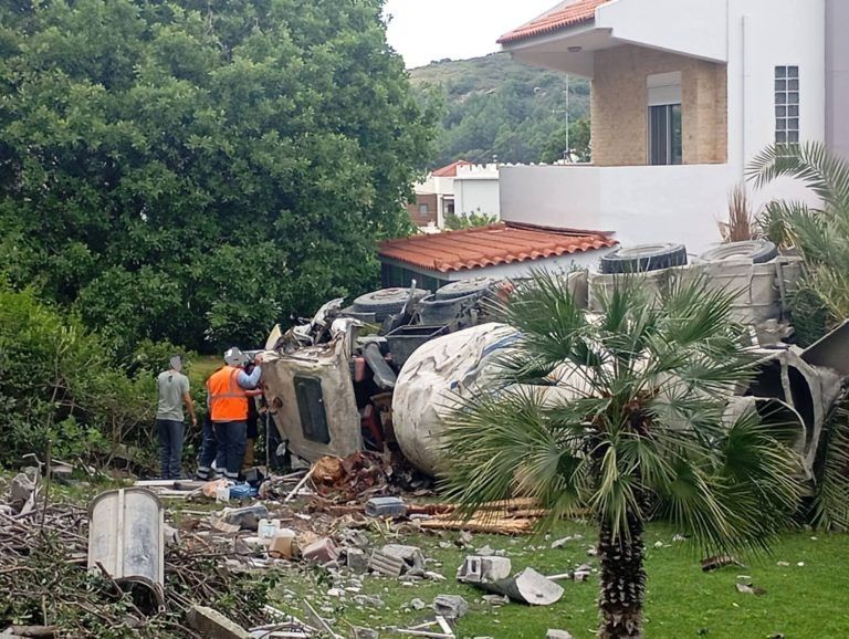 Ρόδος: Ανατροπή μπετονιέρας στην περιοχή Τρεις- Απεγκλωβίστηκε ο οδηγός