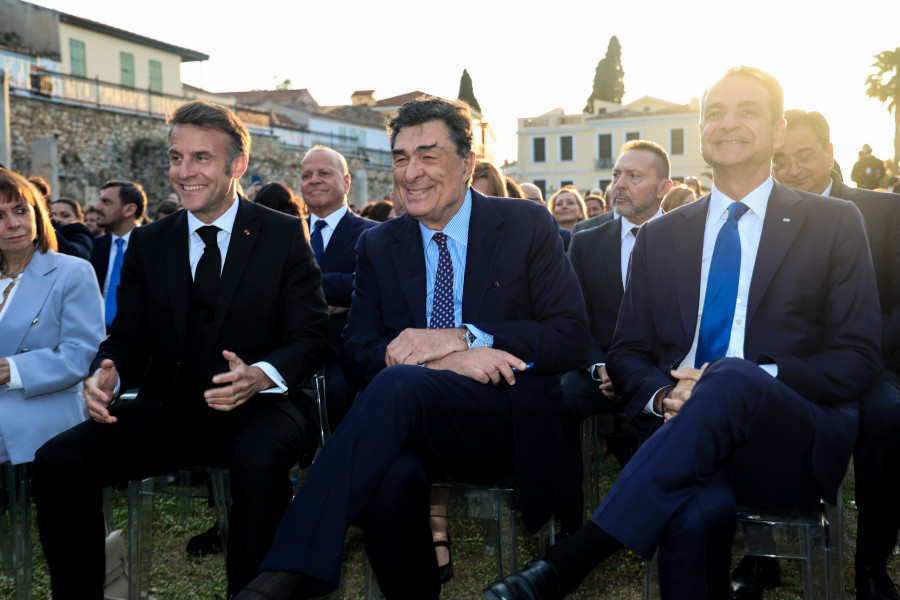 [386523] ΣΥΖΗΤΗΣΗ ΤΟΥ ΠΡΩΘΥΠΟΥΡΓΟΥ ΚΥΡΙΑΚΟΥ ΜΗΤΣΟΤΑΚΗ ΜΕ ΤΟΝ ΠΡΟΕΔΡΟ ΤΗΣ ΓΑΛΛΙΑΣ EMMANUEL MACRON ΣΕ ΕΚΔΗΛΩΣΗ ΤΗΣ ΕΦΗΜΕΡΙΔΑΣ 