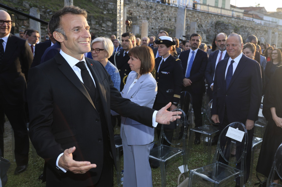 [386523] ΣΥΖΗΤΗΣΗ ΤΟΥ ΠΡΩΘΥΠΟΥΡΓΟΥ ΚΥΡΙΑΚΟΥ ΜΗΤΣΟΤΑΚΗ ΜΕ ΤΟΝ ΠΡΟΕΔΡΟ ΤΗΣ ΓΑΛΛΙΑΣ EMMANUEL MACRON ΣΕ ΕΚΔΗΛΩΣΗ ΤΗΣ ΕΦΗΜΕΡΙΔΑΣ 