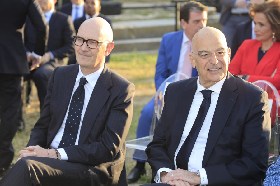 [386523] ΣΥΖΗΤΗΣΗ ΤΟΥ ΠΡΩΘΥΠΟΥΡΓΟΥ ΚΥΡΙΑΚΟΥ ΜΗΤΣΟΤΑΚΗ ΜΕ ΤΟΝ ΠΡΟΕΔΡΟ ΤΗΣ ΓΑΛΛΙΑΣ EMMANUEL MACRON ΣΕ ΕΚΔΗΛΩΣΗ ΤΗΣ ΕΦΗΜΕΡΙΔΑΣ 