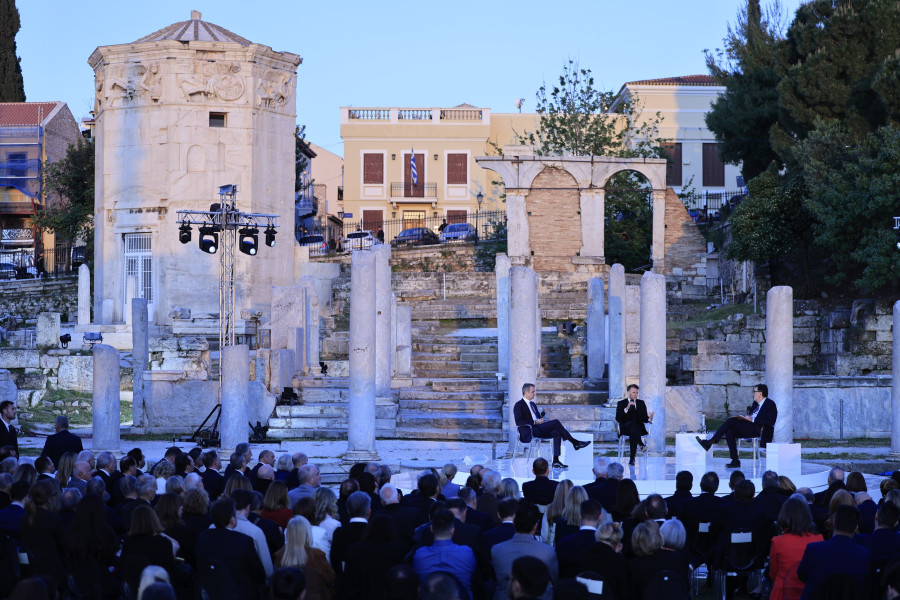 [386523] ΣΥΖΗΤΗΣΗ ΤΟΥ ΠΡΩΘΥΠΟΥΡΓΟΥ ΚΥΡΙΑΚΟΥ ΜΗΤΣΟΤΑΚΗ ΜΕ ΤΟΝ ΠΡΟΕΔΡΟ ΤΗΣ ΓΑΛΛΙΑΣ EMMANUEL MACRON ΣΕ ΕΚΔΗΛΩΣΗ ΤΗΣ ΕΦΗΜΕΡΙΔΑΣ 
