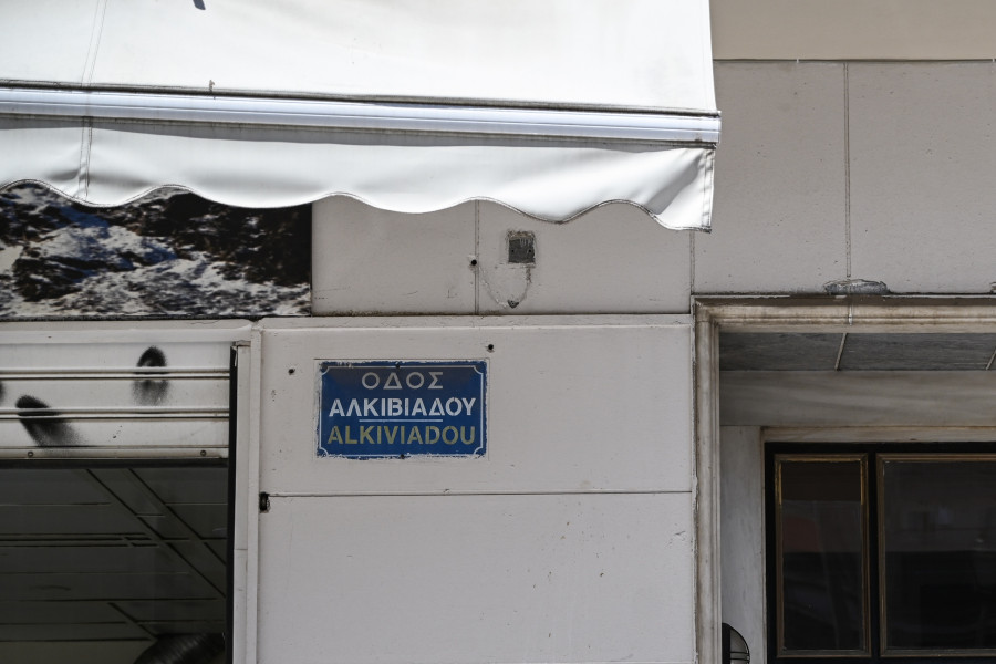 ΦΘΟΡΕΣ ΑΠΟ 29ΧΡΟΝΟ ΣΕ ΣΤΑΘΜΕΥΜΕΝΑ ΟΧΗΜΑΤΑ ΣΤΟΝ ΑΓΙΟ ΠΑΝΤΕΛΕΗΜΟΝΑ (ΑΡΕΤΗ ΤΗΛΙΑΚΟΥ/EUROKINISSI)