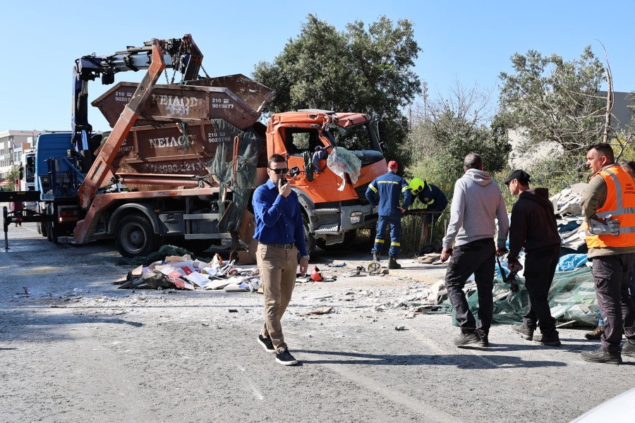 [386617] ΑΝΑΤΡΟΠΗ ΦΟΡΤΗΓΟΥ ΣΤΗΝ ΛΕΩΦΟΡΟ ΒΟΥΛΙΑΓΜΕΝΗΣ (ΓΙΑΝΝΗΣ ΠΑΝΑΓΟΠΟΥΛΟΣ/EUROKINISSI)