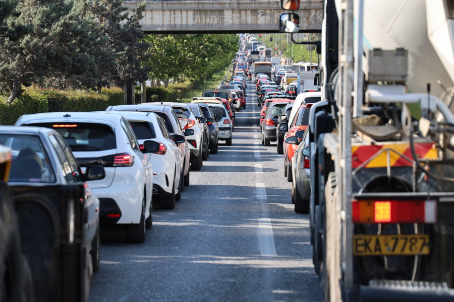 [386617] ΑΝΑΤΡΟΠΗ ΦΟΡΤΗΓΟΥ ΣΤΗΝ ΛΕΩΦΟΡΟ ΒΟΥΛΙΑΓΜΕΝΗΣ (ΓΙΑΝΝΗΣ ΠΑΝΑΓΟΠΟΥΛΟΣ/EUROKINISSI)
