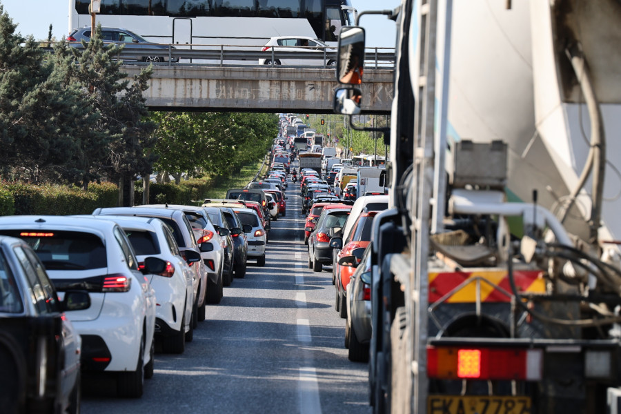 [386617] ΑΝΑΤΡΟΠΗ ΦΟΡΤΗΓΟΥ ΣΤΗΝ ΛΕΩΦΟΡΟ ΒΟΥΛΙΑΓΜΕΝΗΣ (ΓΙΑΝΝΗΣ ΠΑΝΑΓΟΠΟΥΛΟΣ/EUROKINISSI)