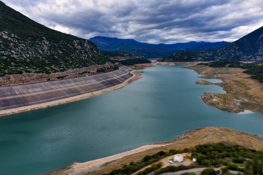 ΧΑΜΗΛΗ Η ΣΤΑΘΜΗ ΤΗΣ ΛΙΜΝΗΣ ΤΟΥ ΦΡΑΓΜΑΤΟΣ ΤΟΥ ΜΟΡΝΟΥ ΠΑΡΑ ΤΙΣ ΤΕΛΕΥΤΑΙΕΣ ΒΡΟΧΟΠΤΩΣΕΙΣ.ΦΩΤΟΓΡΑΦΙΑ ΑΝΤΩΝΗΣ ΝΙΚΟΛΟΠΟΥΛΟΣ/EUROKINISSI