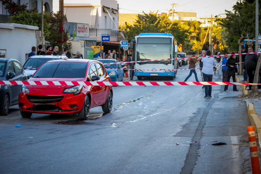 [386814] ΕΓΚΛΗΜΑ ΕΚΔΙΚΗΣΗΣ ΣΤΟ ΗΡΑΚΛΕΙΟ ΚΡΗΤΗΣ- 54ΧΡΟΝΟΣ ΠΑΤΕΡΑΣ ΕΚΤΕΛΕΣΕ 20ΧΡΟΝΟ ΟΔΗΓΟ ΠΟΥ ΘΕΩΡΗΣΕ ΥΠΕΥΘΥΝΟ ΓΙΑ ΤΟΝ ΘΑΝΑΤΟ ΤΟΥ ΠΑΙΔΙΟΥ ΤΟΥ ΣΕ ΤΡΟΧΑΙΟ (ΣΤΕΦΑΝΟΣ ΡΑΠΑΝΗΣ/EUROKINISSI)