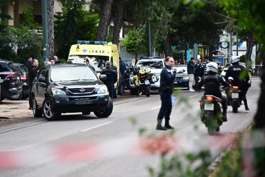[377467] ΠΥΡΟΒΟΛΙΣΜΟΙ ΣΤΟ ΧΑΛΑΝΔΡΙ ΕΞΩ ΑΠΟ ΙΑΤΡΙΚΟ ΚΕΝΤΡΟ ΜΕ ΕΝΑ ΝΕΚΡΟ (ΚΩΣΤΑΣ ΤΖΟΥΜΑΣ / EUROKINISSI)