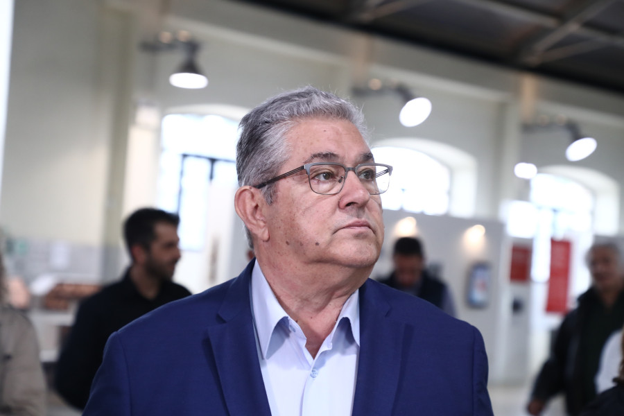 [386847] ΕΠΙΣΚΕΨΗ ΤΟΥ ΓΓ ΤΟΥ ΚΚΕ ΔΗΜΗΤΡΗ ΚΟΥΤΣΟΥΜΠΑ ΣΤΗΝ ΕΚΘΕΣΗ ΙΣΤΟΡΙΚΟΥ ΚΑΙ ΑΡΧΕΙΑΚΟΥ ΥΛΙΚΟΥ ΓΙΑ ΤΟΝ ΜΑΗ ΤΟΥ 1936 (ΚΩΝΣΤΑΝΤΙΝΟΣ ΤΣΑΚΙΤΖΗΣ/EUROKINISSI)