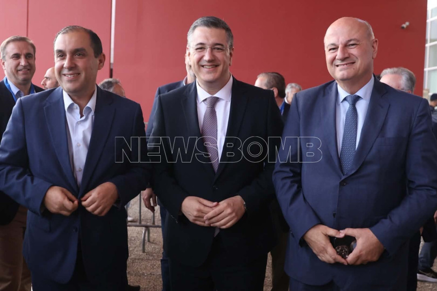 Απο αριστερά ο Κώστας Κατσαφάδος, στη μέση ο Απόστολος Τζιτζικώστας και δεξιά ο Κώστας Τσιάρας 