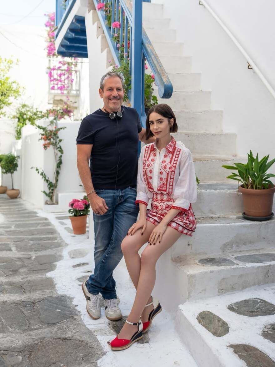 Η ανάρτηση της Λίλι Κόλινς από τη Μύκονο: «Το Emily in Paris ταξιδεύει στην Ελλάδα για μία τελευταία επική περιπέτεια»
