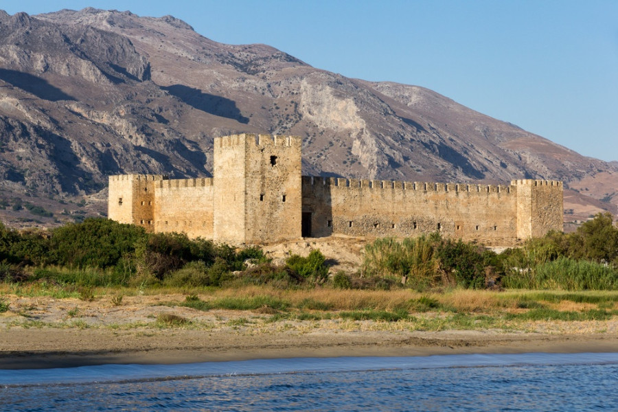 to-fragkokastello-dipla-sto-libyko-pelagos.jpg