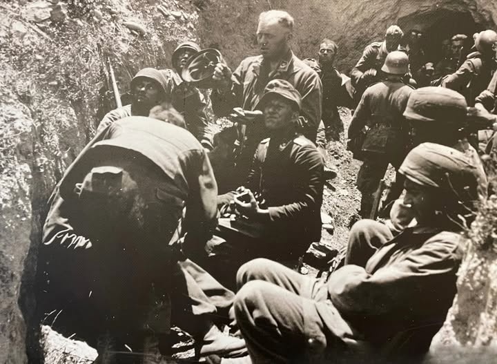 krhth-maios-1941-germanoi-ale3iptwtistes-kai-oreinoi-kynhgoi-se-xarakwma-ston-galata.jpg