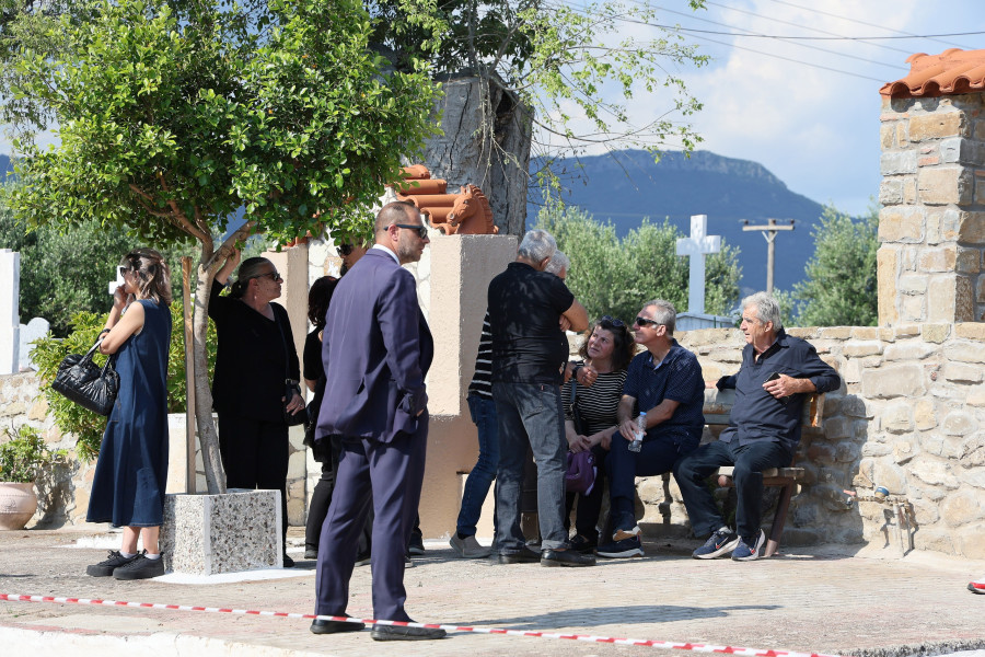 <br><br>ΤΑΦΗ ΤΗΣ ΓΩΓΩΣ ΜΑΣΤΡΟΚΩΣΤΑ ΣΤΟ ΚΟΙΜΗΤΗΡΙΟ ΣΤΟ ΕΥΗΝΟΧΩΡΙ ΜΕΣΟΛΟΓΓΙΟΥ <br><br>ΦΩΤΟΓΡΑΦΟΣ: ΓΙΩΡΓΟΣ ΙΩΑΝΝΟΥ