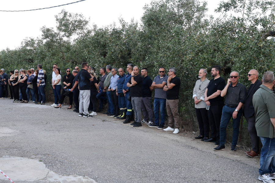 <br><br>ΤΑΦΗ ΤΗΣ ΓΩΓΩΣ ΜΑΣΤΡΟΚΩΣΤΑ ΣΤΟ ΚΟΙΜΗΤΗΡΙΟ ΣΤΟ ΕΥΗΝΟΧΩΡΙ ΜΕΣΟΛΟΓΓΙΟΥ <br><br>ΦΩΤΟΓΡΑΦΟΣ: ΓΙΩΡΓΟΣ ΙΩΑΝΝΟΥ