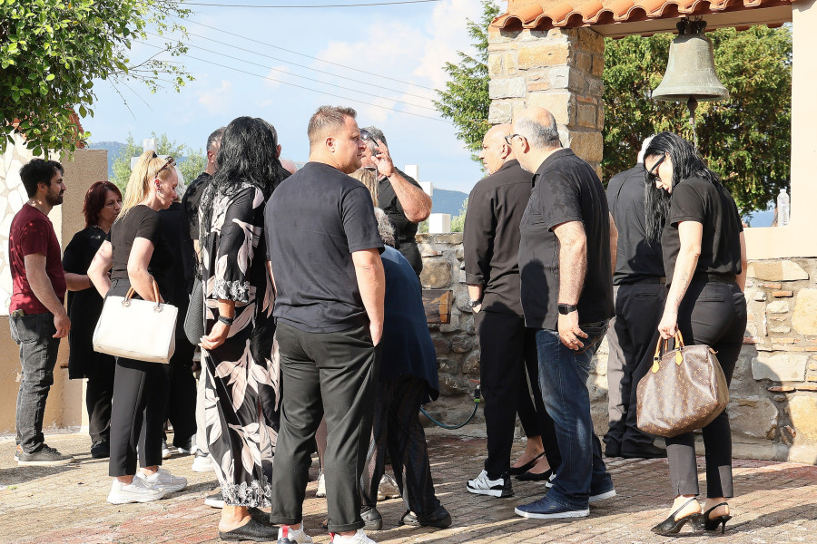 <br><br>ΤΑΦΗ ΤΗΣ ΓΩΓΩΣ ΜΑΣΤΡΟΚΩΣΤΑ ΣΤΟ ΚΟΙΜΗΤΗΡΙΟ ΣΤΟ ΕΥΗΝΟΧΩΡΙ ΜΕΣΟΛΟΓΓΙΟΥ <br><br>ΦΩΤΟΓΡΑΦΟΣ: ΓΙΩΡΓΟΣ ΙΩΑΝΝΟΥ