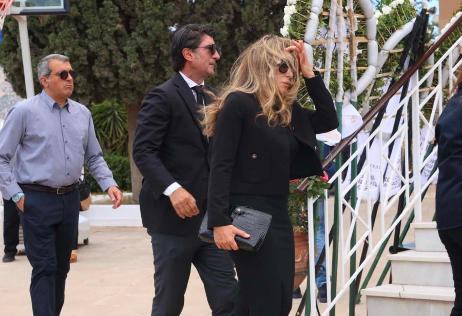 Ίλια Ίβιτς, Ελένη Πετρουλάκη